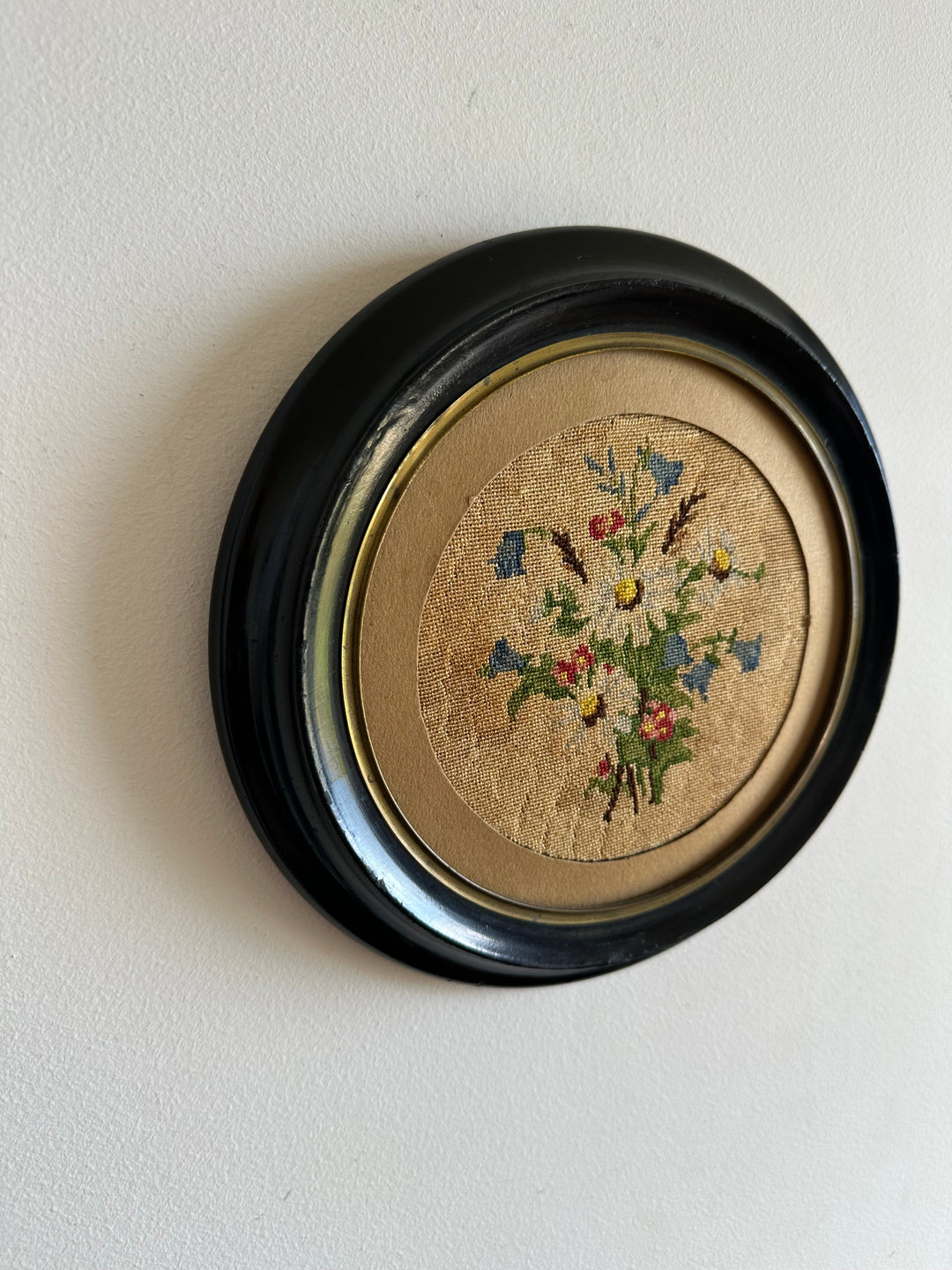 Broderie florale 19ème cadre en bois rond foncé