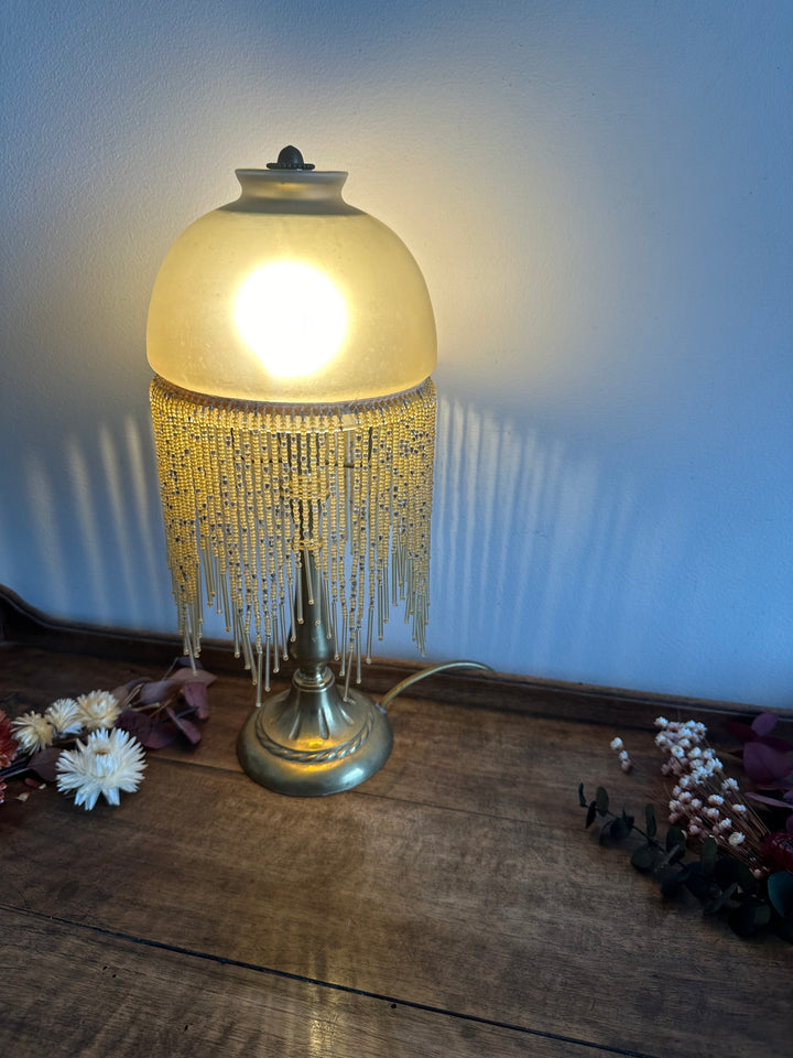 Lampe de chevet style Charleston globe orangé à perles années 70