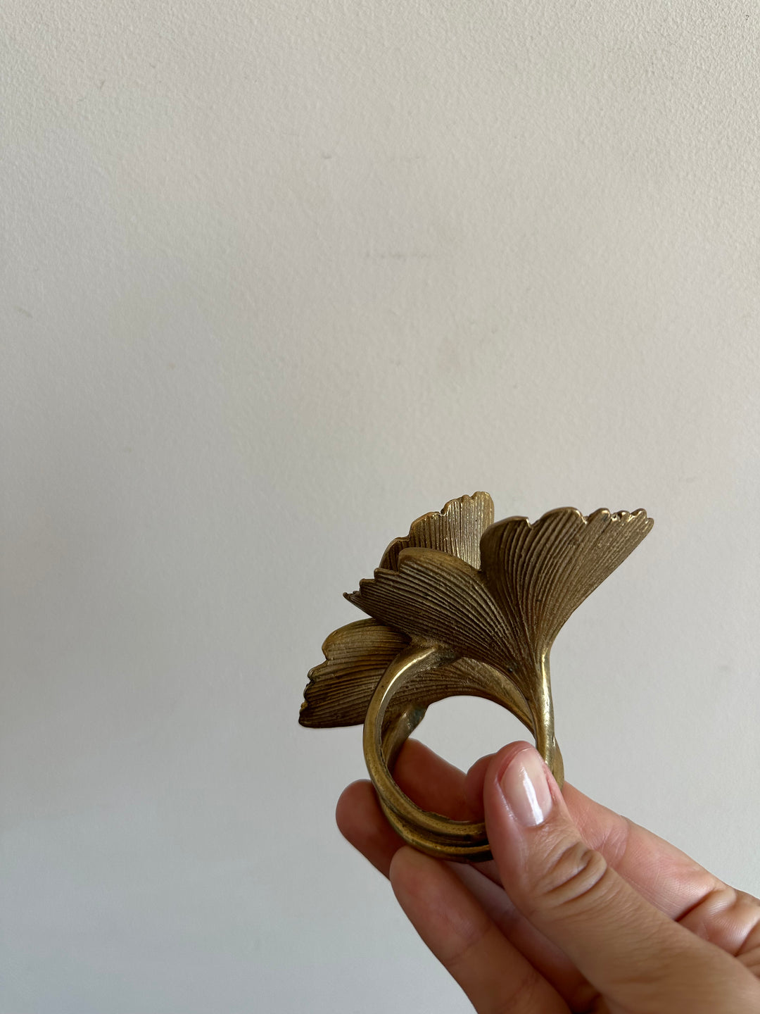 Ronds de serviettes en laiton doré motifs feuilles de chêne