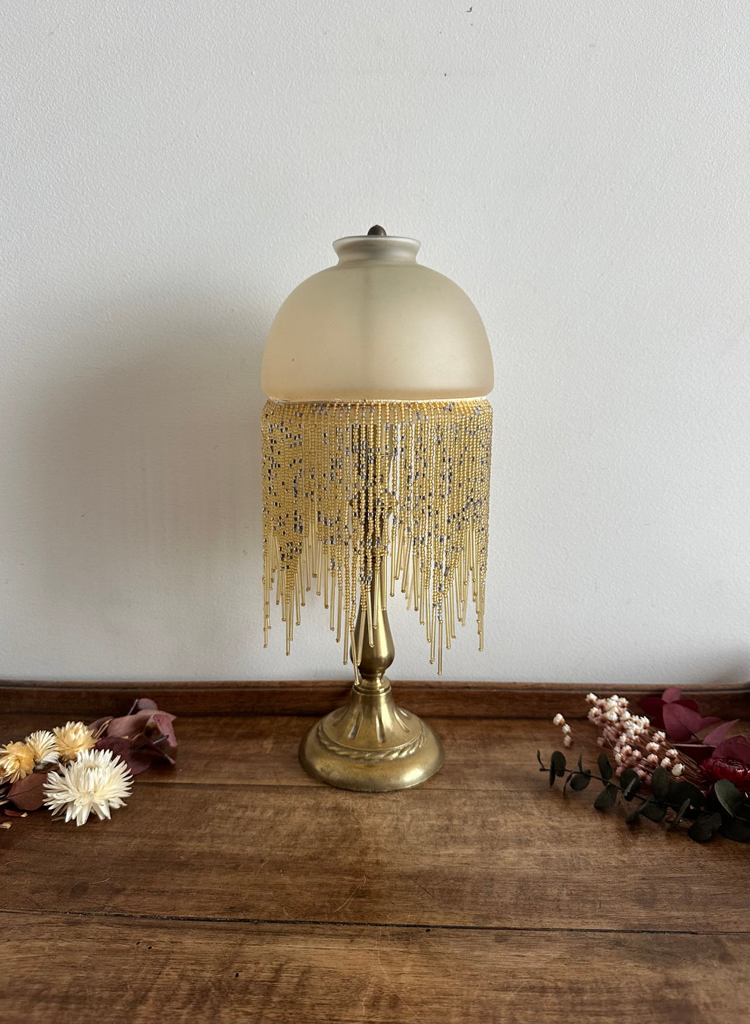 Lampe de chevet style Charleston globe orangé à perles années 70