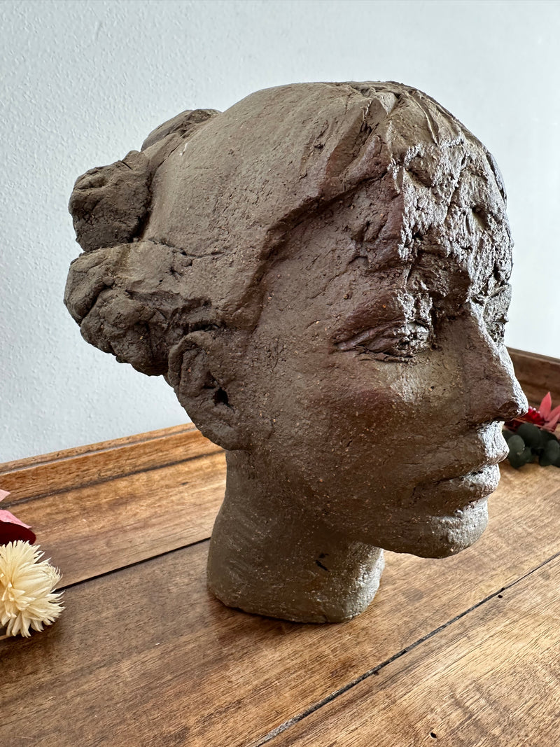 Sculpture en argile visage jeune femme
