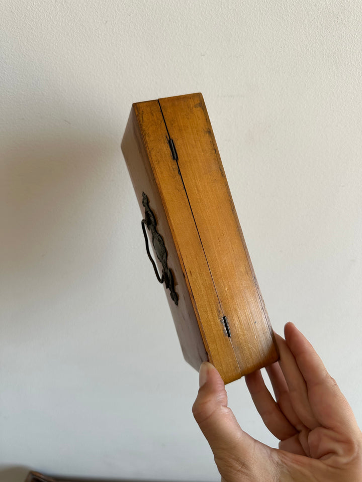 Boite en bois d'écolier avec décoration en métal années 30