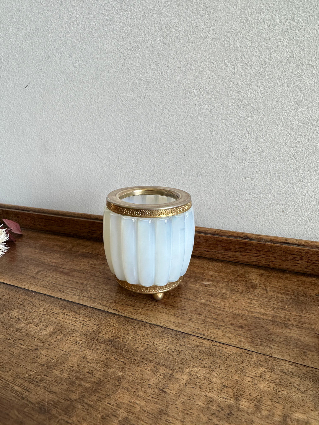 Pot en opaline cerclé de bronze doré