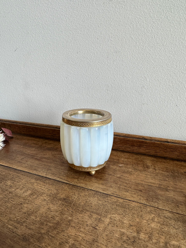 Pot en opaline cerclé de bronze doré
