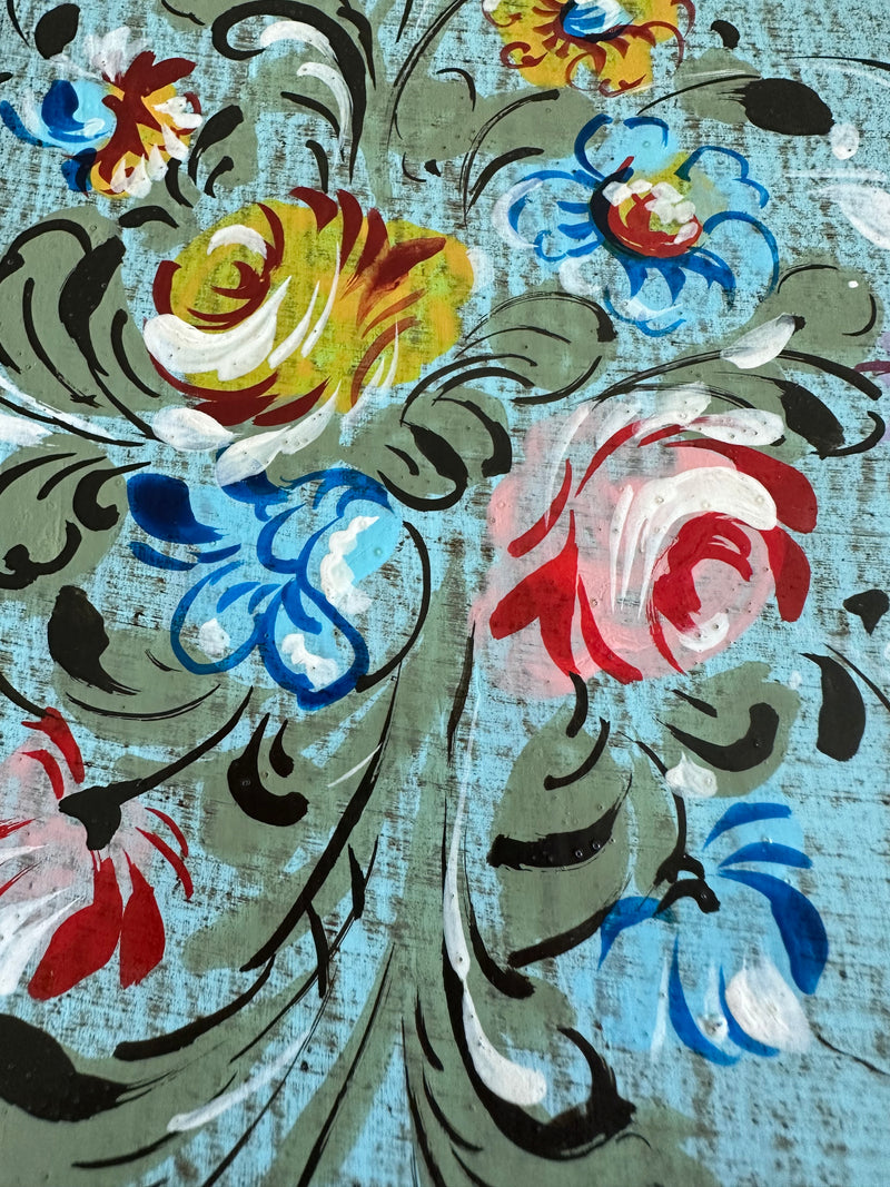 Plateau florentin en bois décoré de petites fleurs sur fond bleu