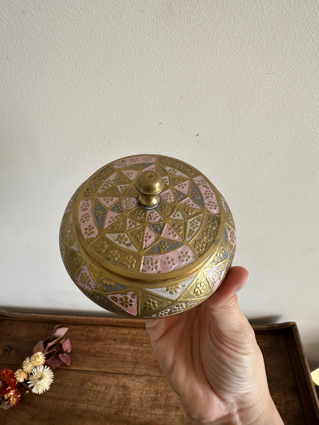 Bonbonnière en laiton émaillé or et rose