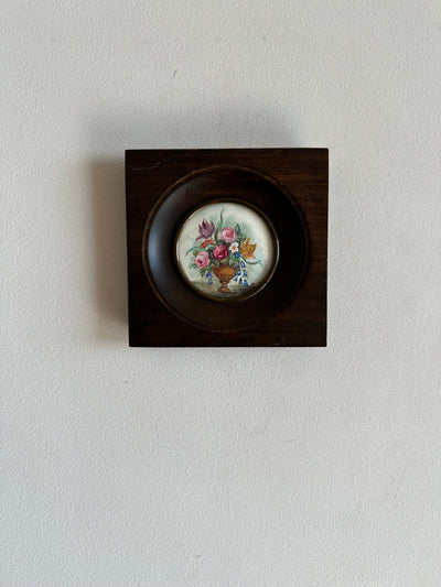Peinture sur ivoire motifs floraux cadre en bois foncé début 20ème