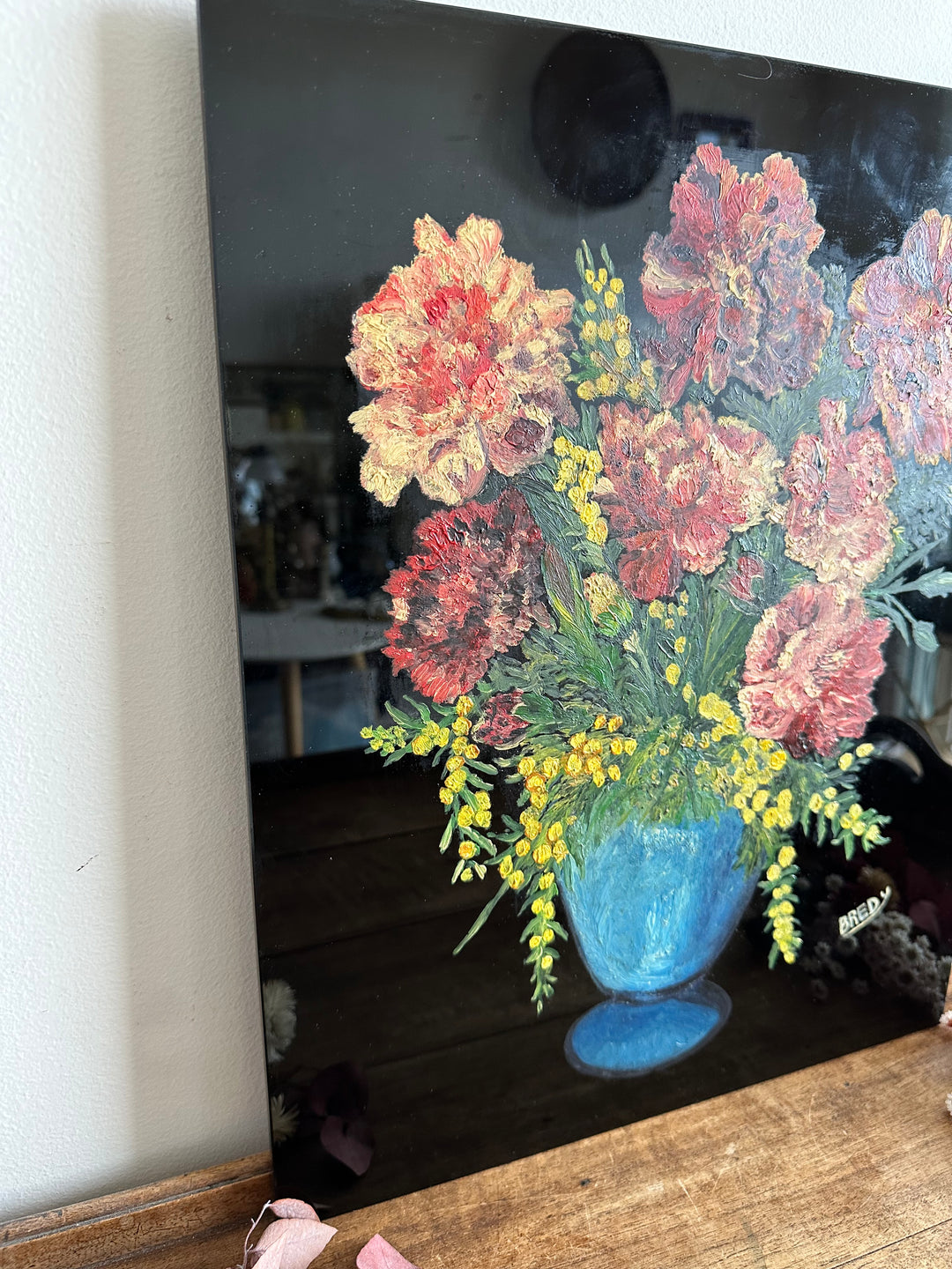 Peinture bouquet de fleurs signée sur plaque de céramique vitrée noire