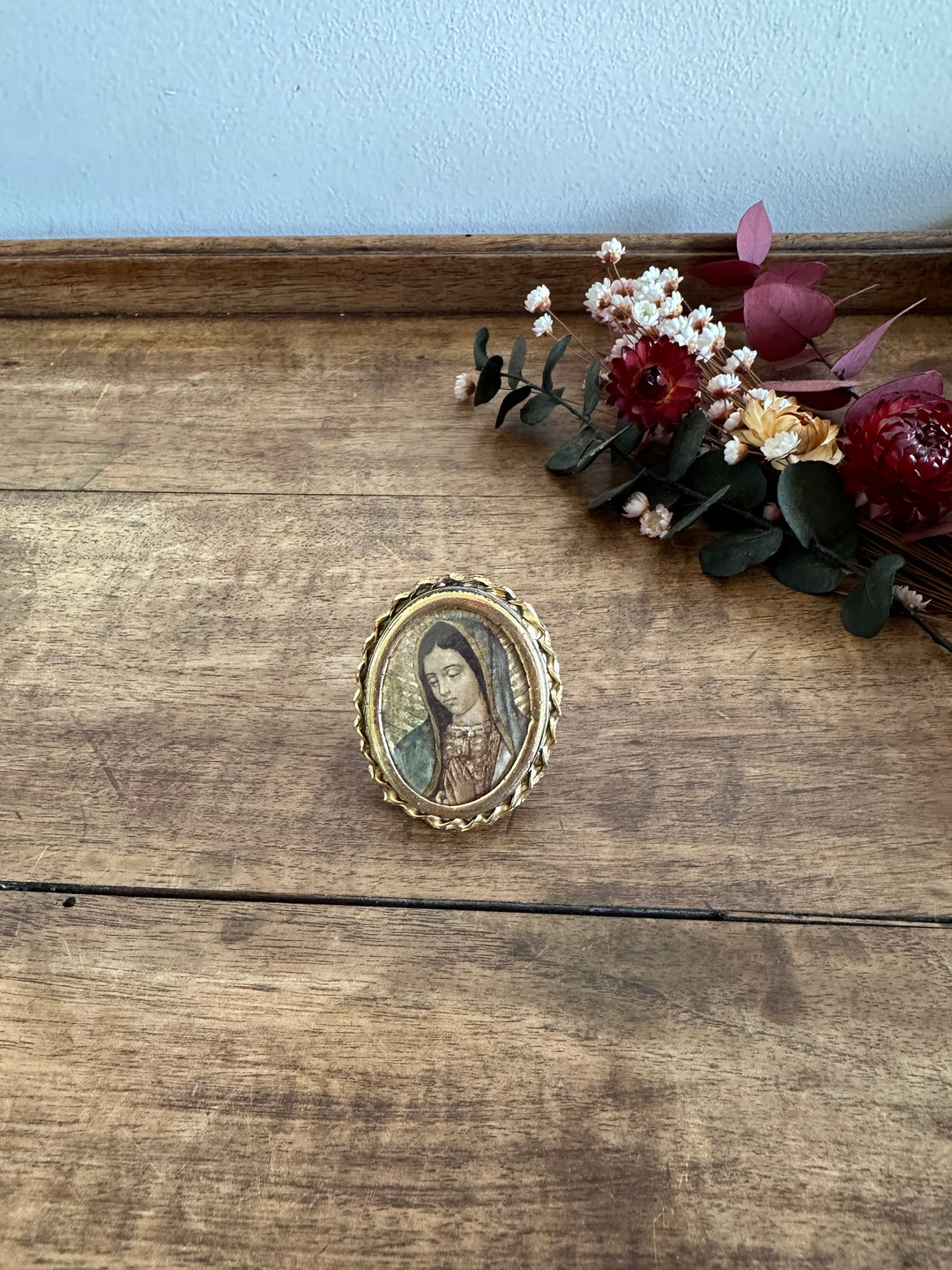 Médaillon à poser de la Vierge cerclé de métal doré