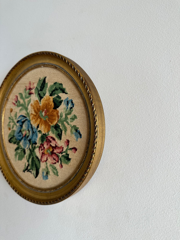 Broderies anciennes encadrées rondes