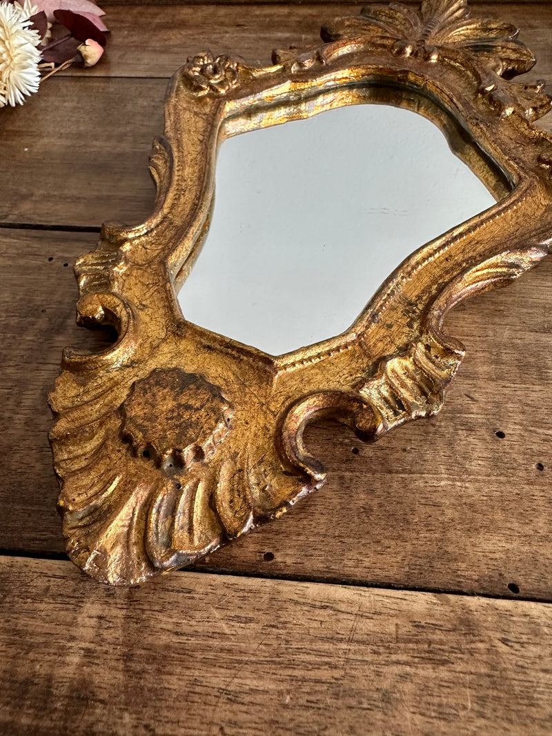 Miroir rocaille en bois doré