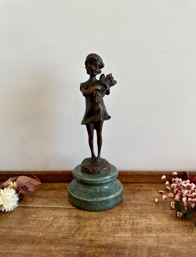 Statuette signée petite fille aux fleurs en bronze 1910