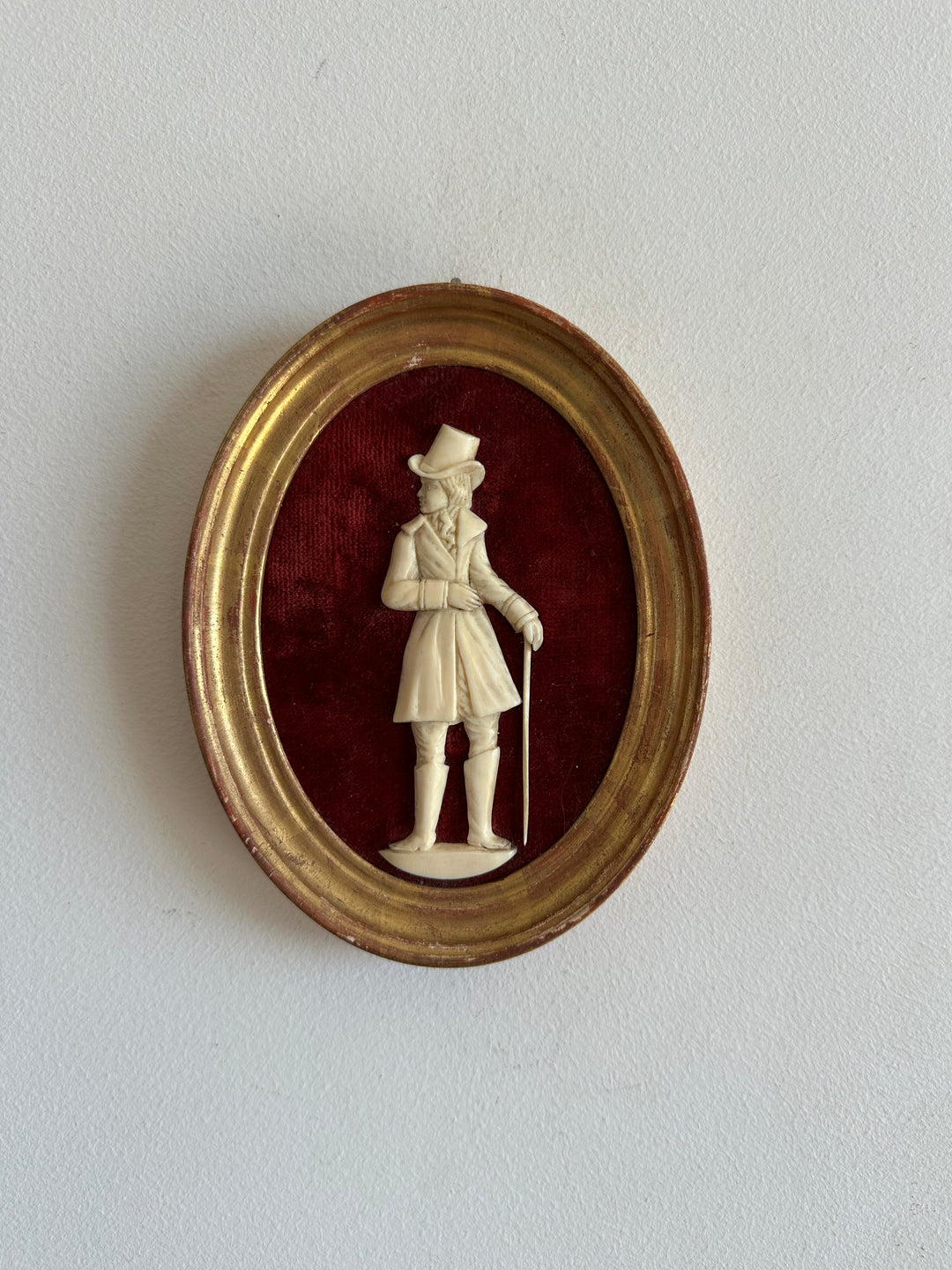 Miniatures en ivoire sur velours 19ème
