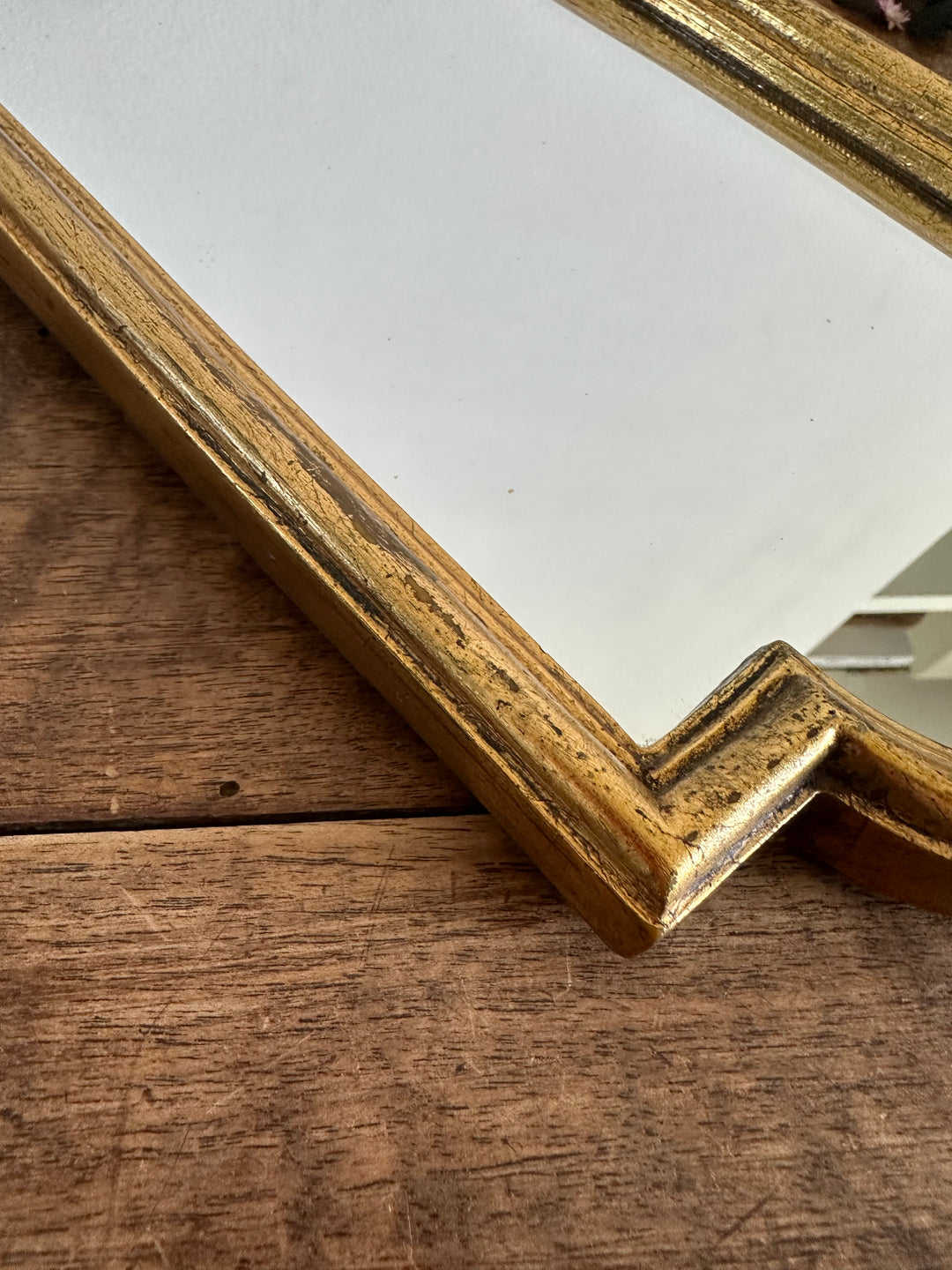 Miroir en bois doré fronton coquillage chantourné