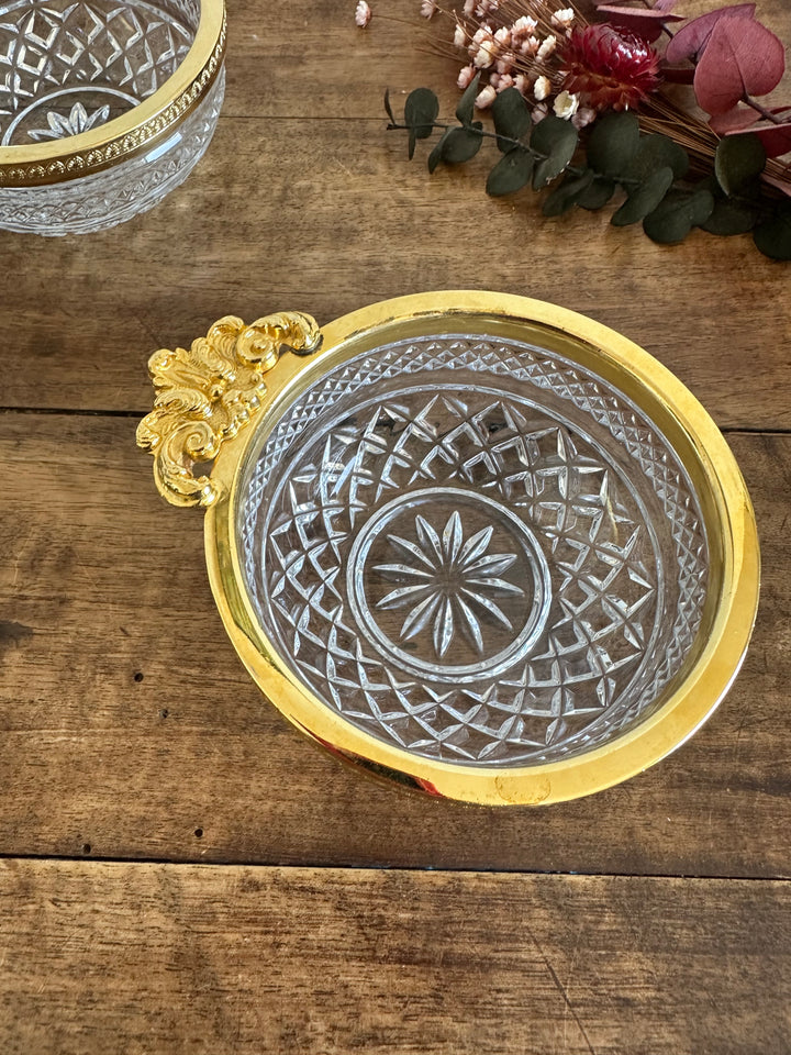 Coupelles en verre moulé cerclé de métal doré travaillé