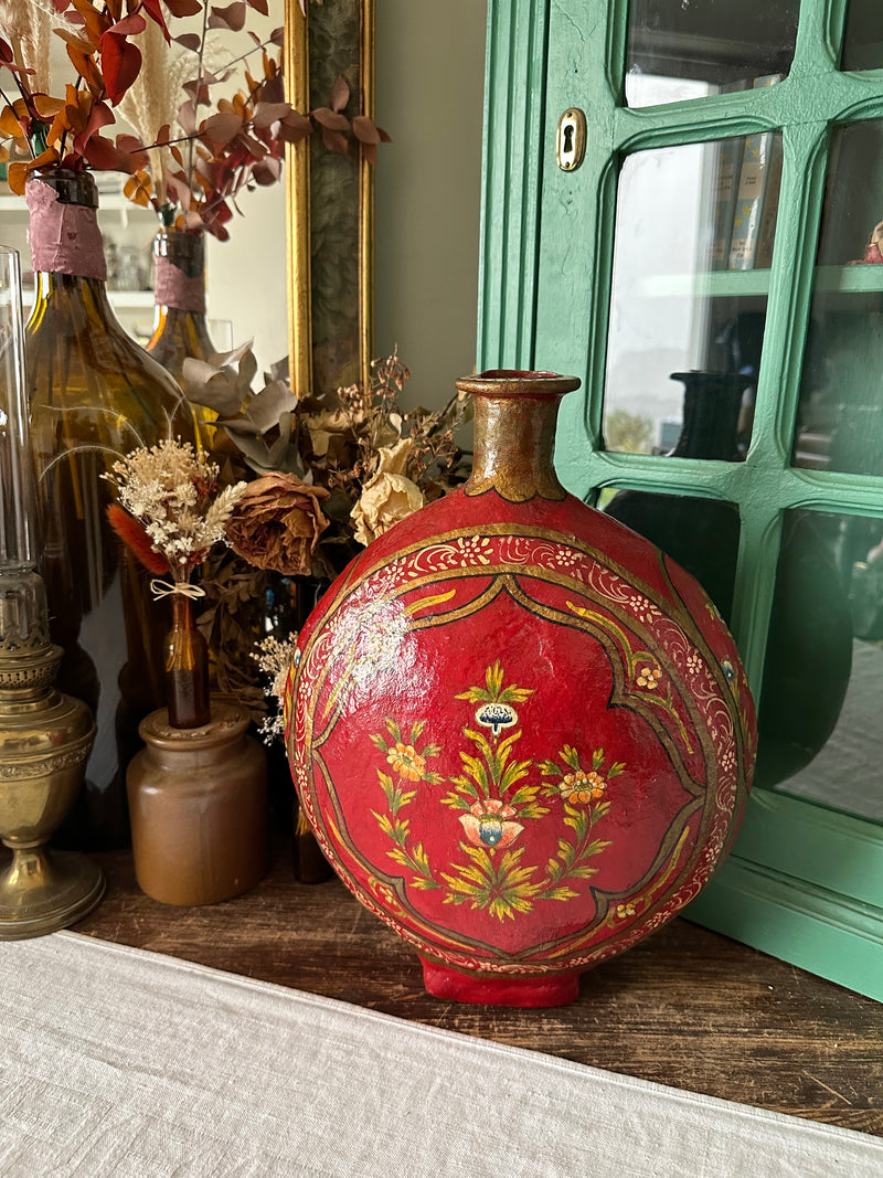 Vase en papier mâché et résine décorations florales fond rouge