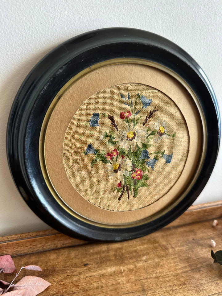 Broderie florale 19ème cadre en bois rond foncé