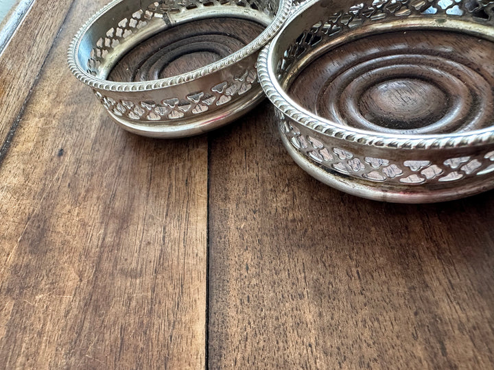 Sous-verres en bois cerclé de métal argenté