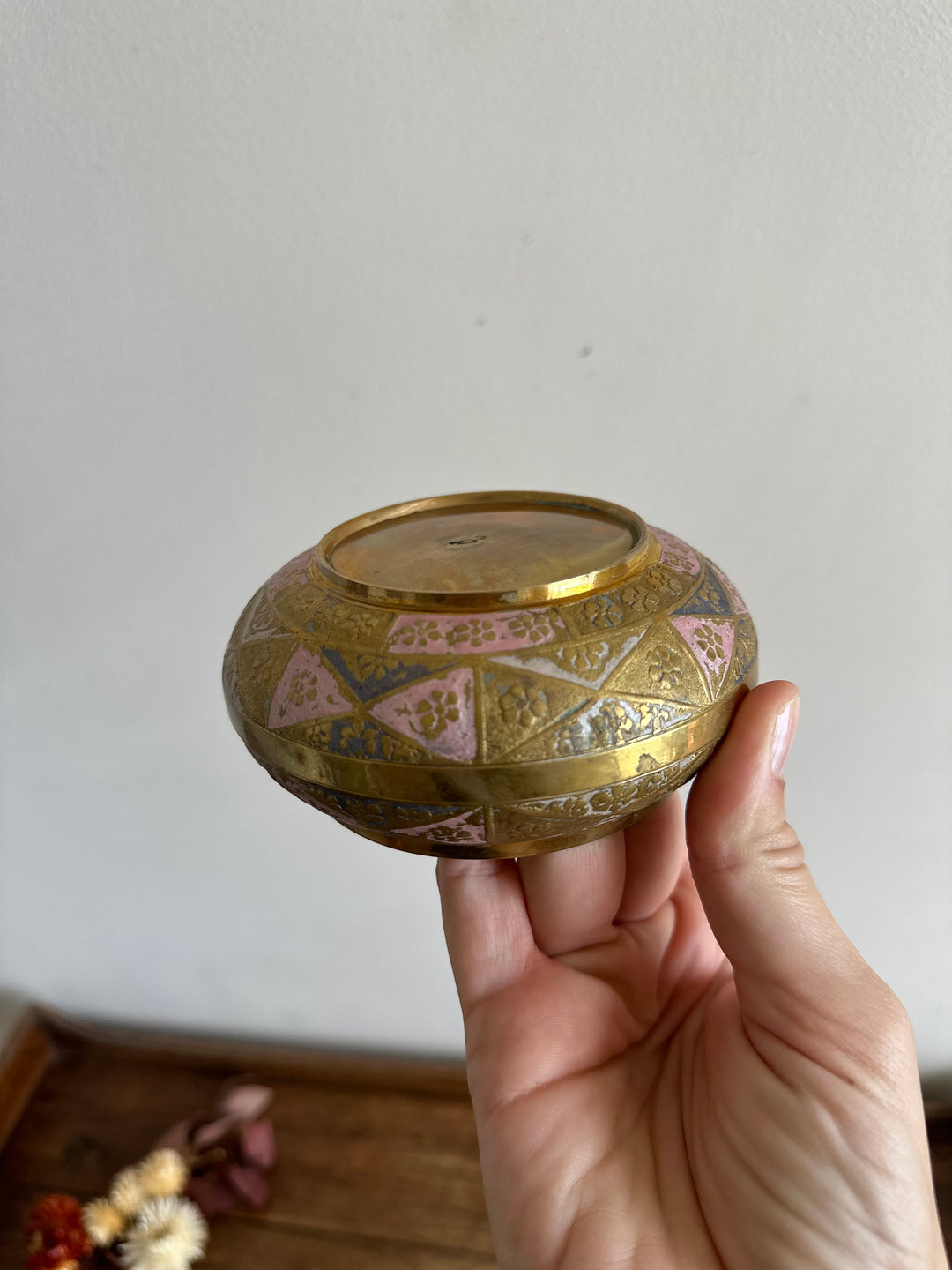 Bonbonnière en laiton émaillé or et rose