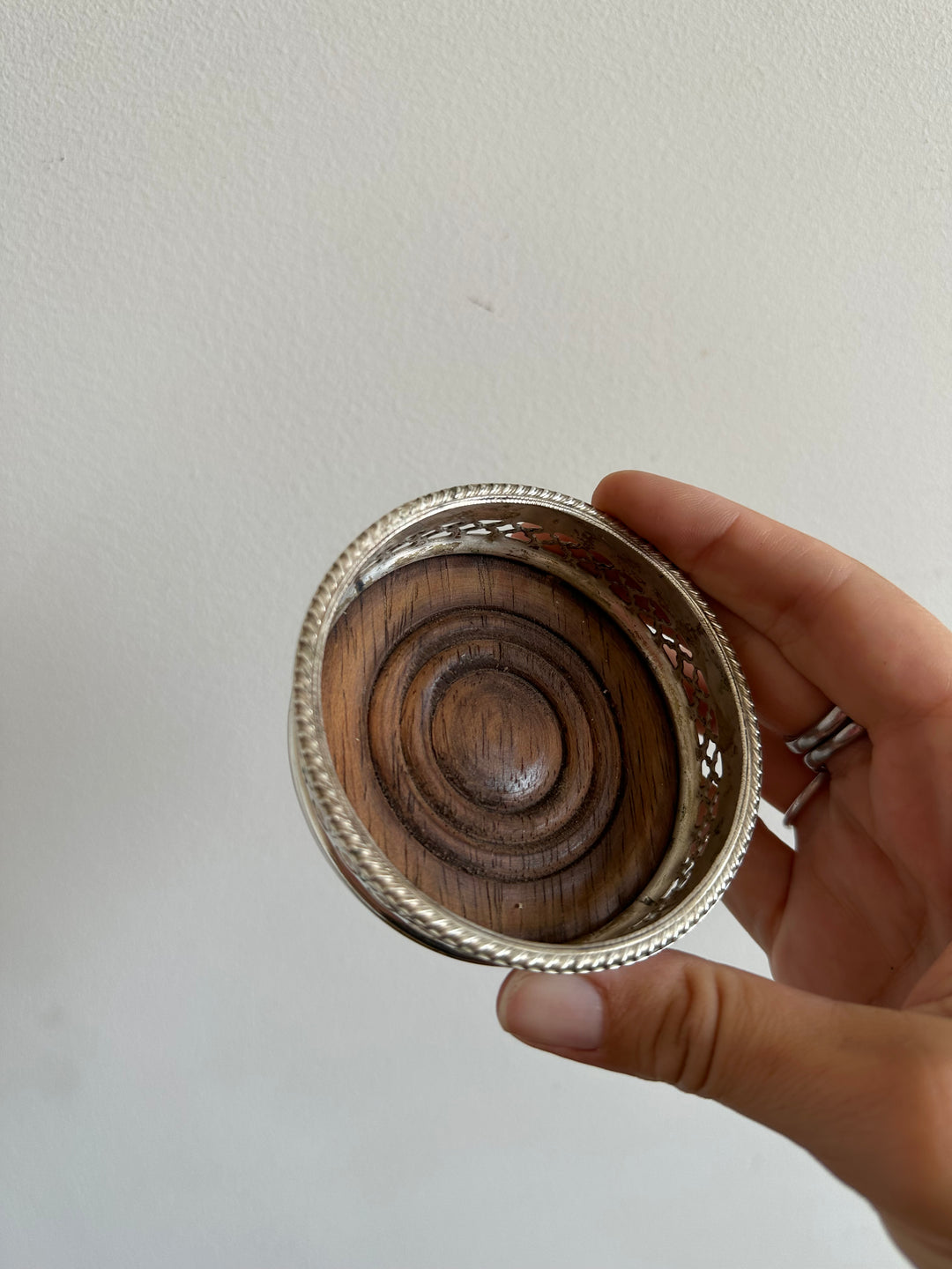 Sous-verres en bois cerclé de métal argenté