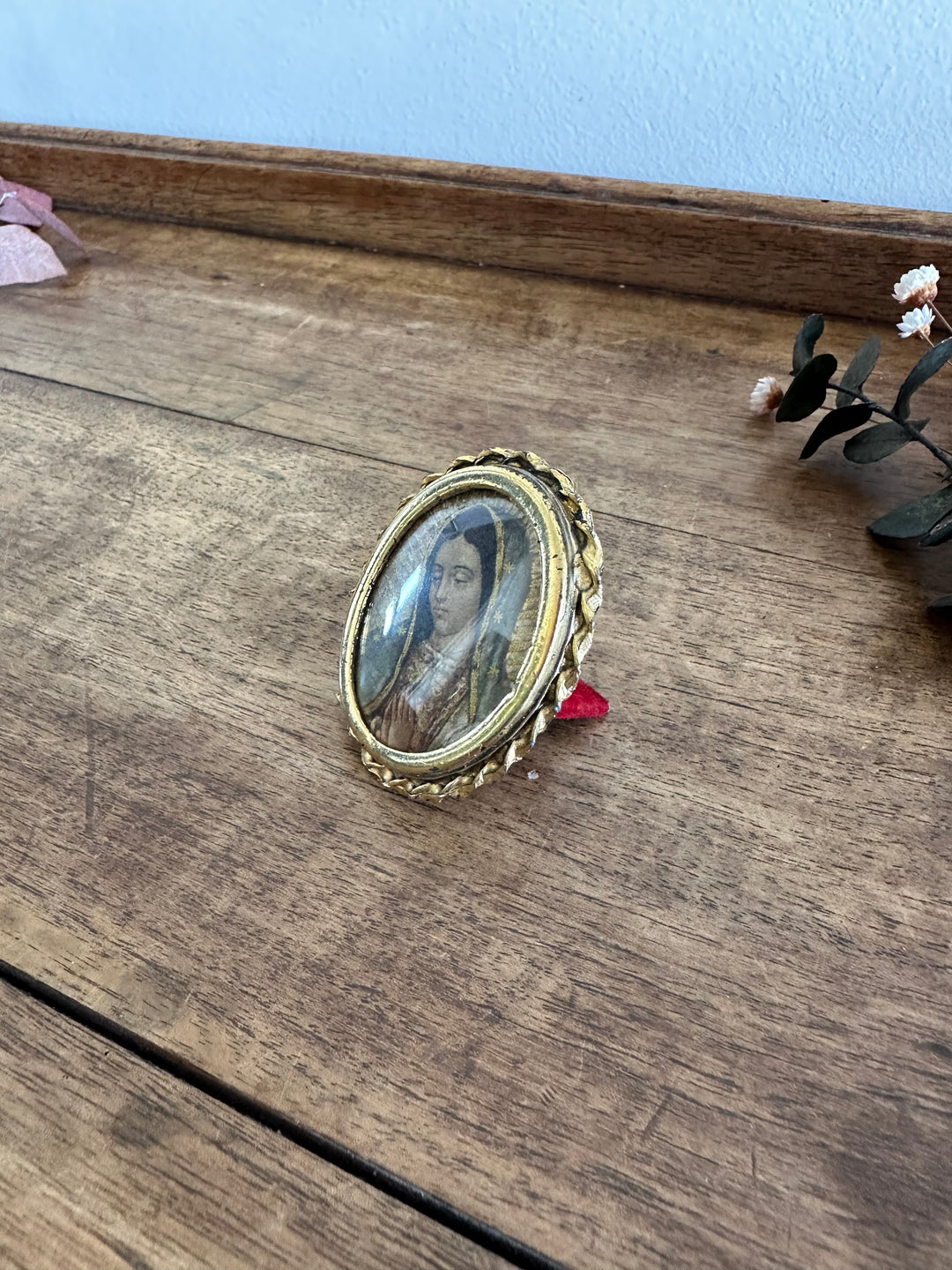 Médaillon à poser de la Vierge cerclé de métal doré