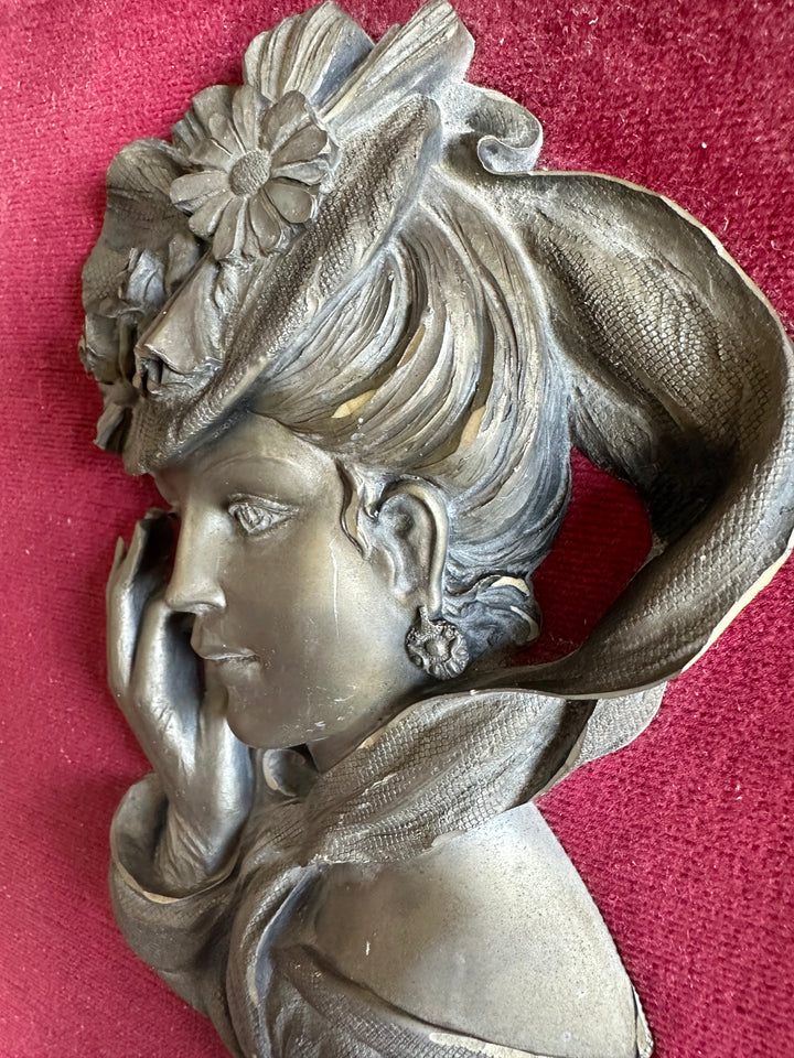 Portrait de jeune femme en étain sur velours Les étains du Prince