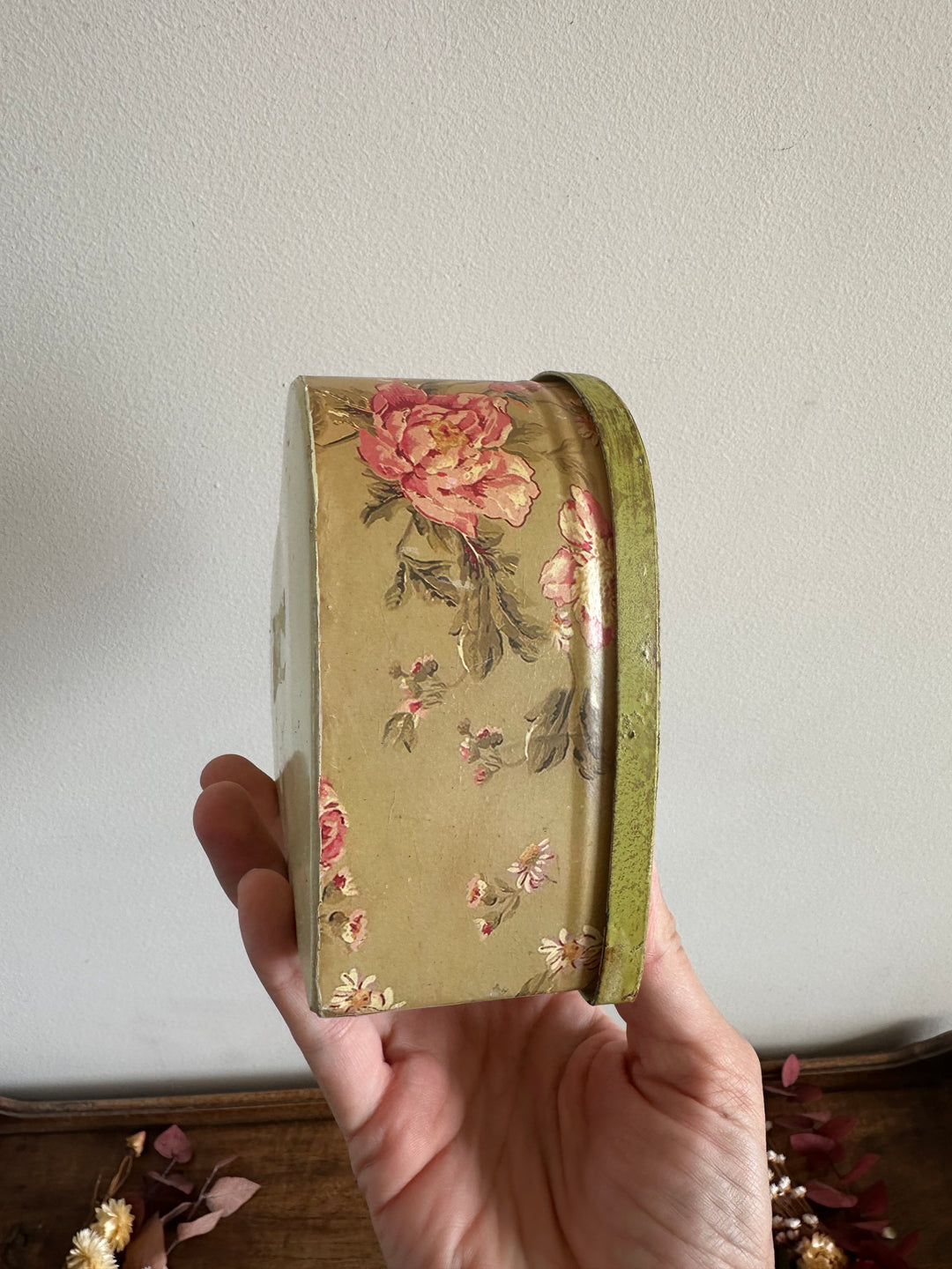 Boite en métal forme de coeur motifs fleurs anglaises