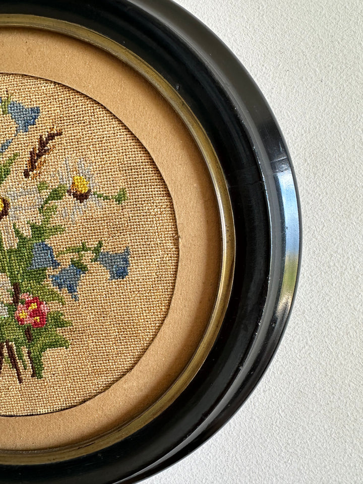 Broderie florale 19ème cadre en bois rond foncé