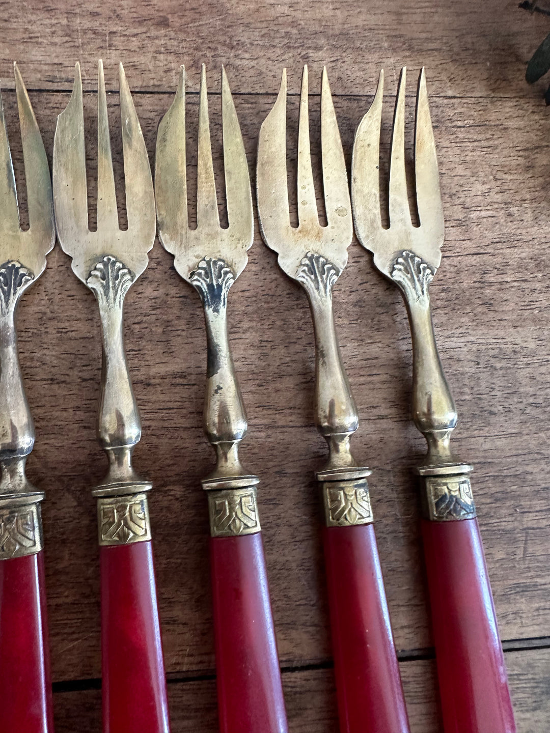 Fourchettes à dessert en bakélite rouge et vermeil