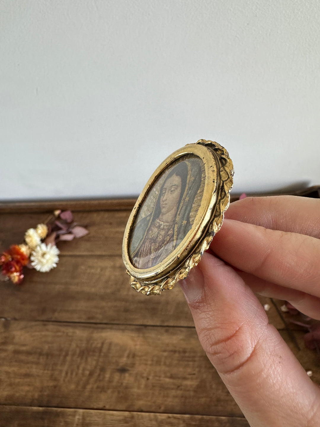Médaillon à poser de la Vierge cerclé de métal doré