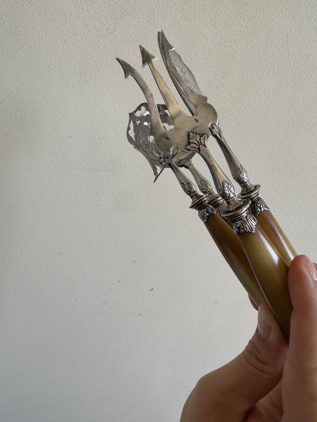 Couverts de service en métal argenté manches en bakélite