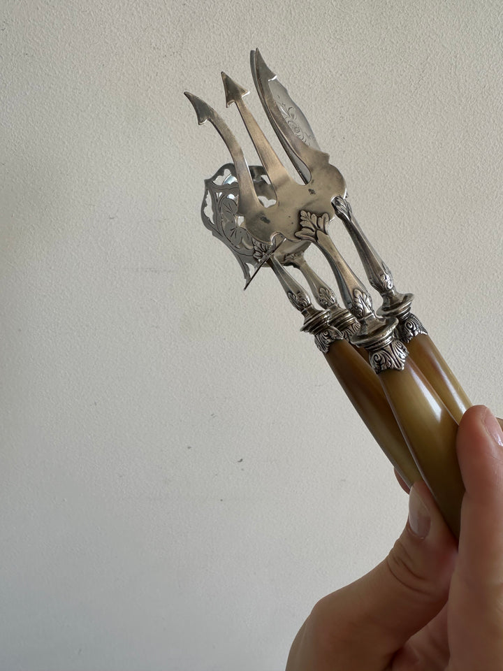 Couverts de service en métal argenté manches en bakélite