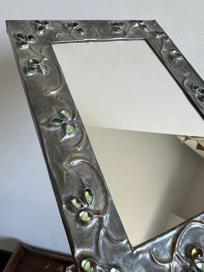 Miroir à accrocher en métal repoussé orné de pierres fantaisie
