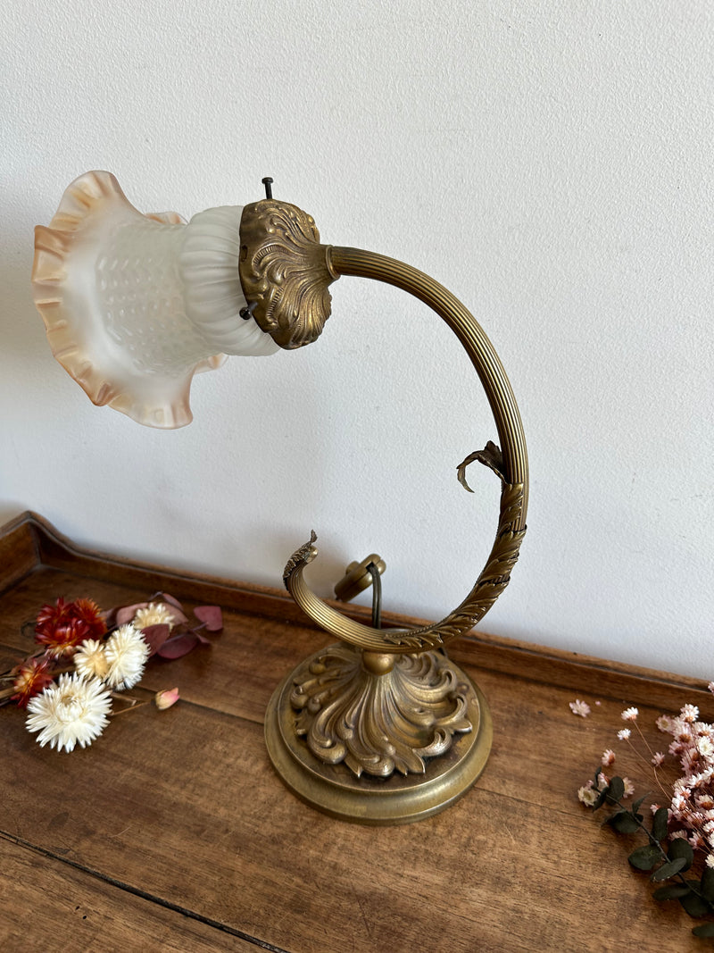 Lampe en bronze décorée de feuilles gravées globe en verre tulipe orangé