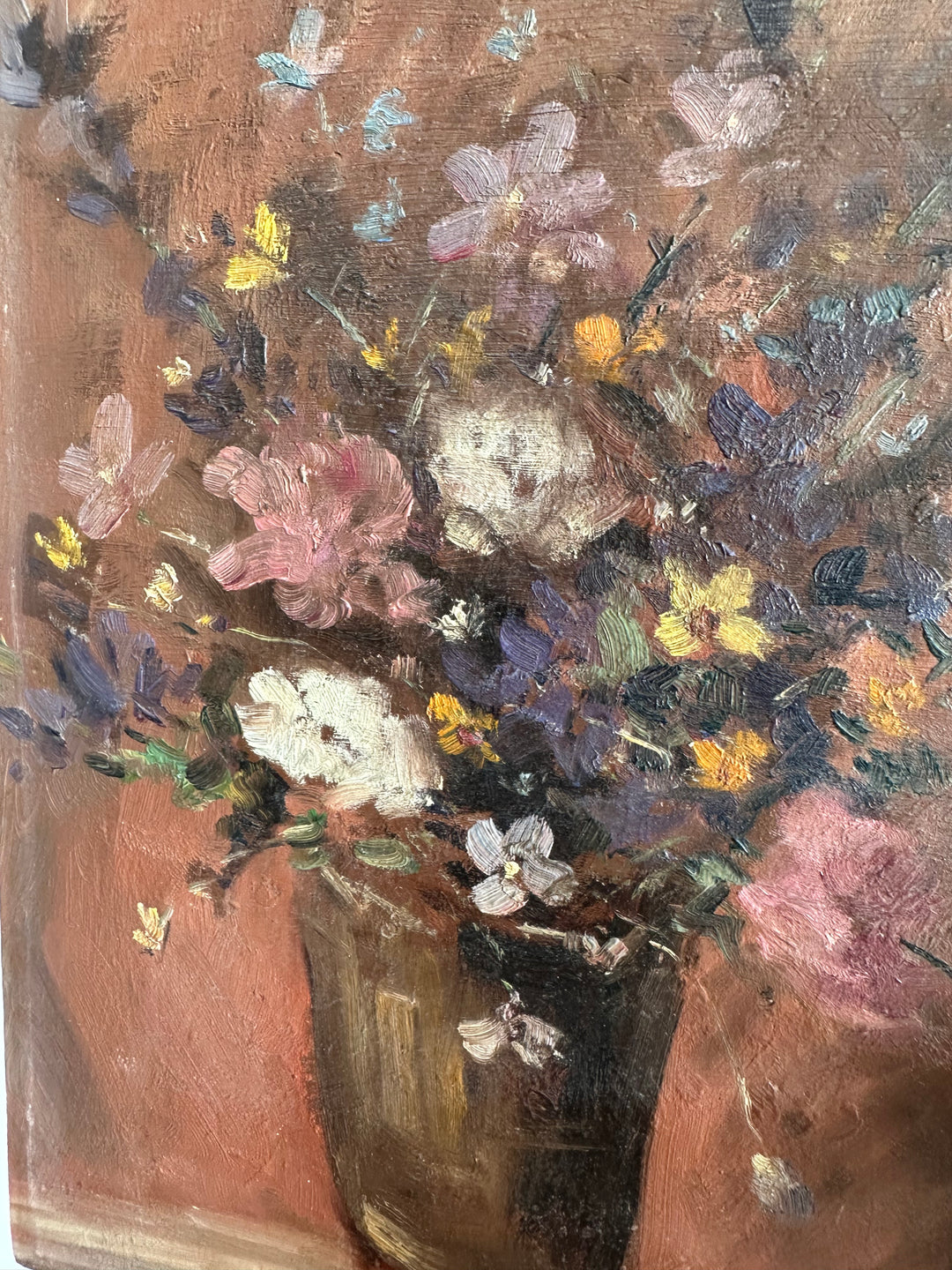 Peinture bouquet de fleurs multicolore sur fond vieux rose 1950