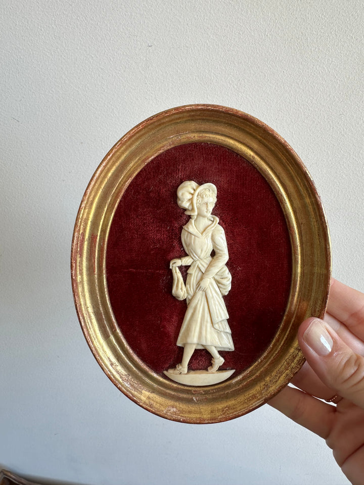 Miniatures en ivoire sur velours 19ème