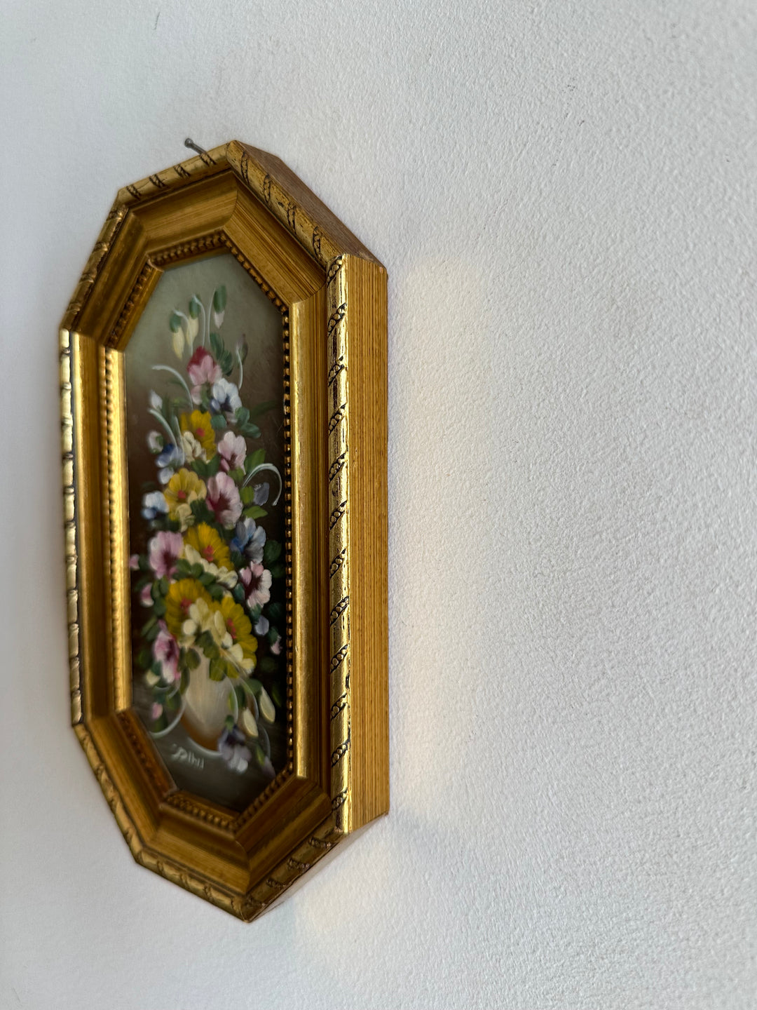 Peinture florale rose pâle signée dans cadre en bois hexagonal doré