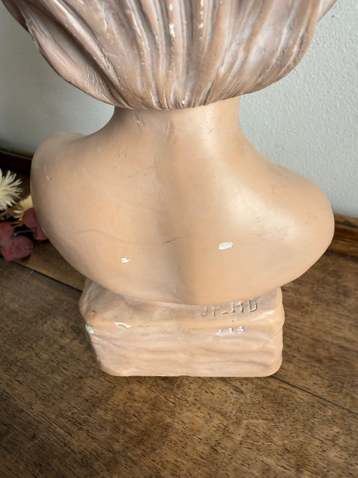 Buste jeune fille en platre rose