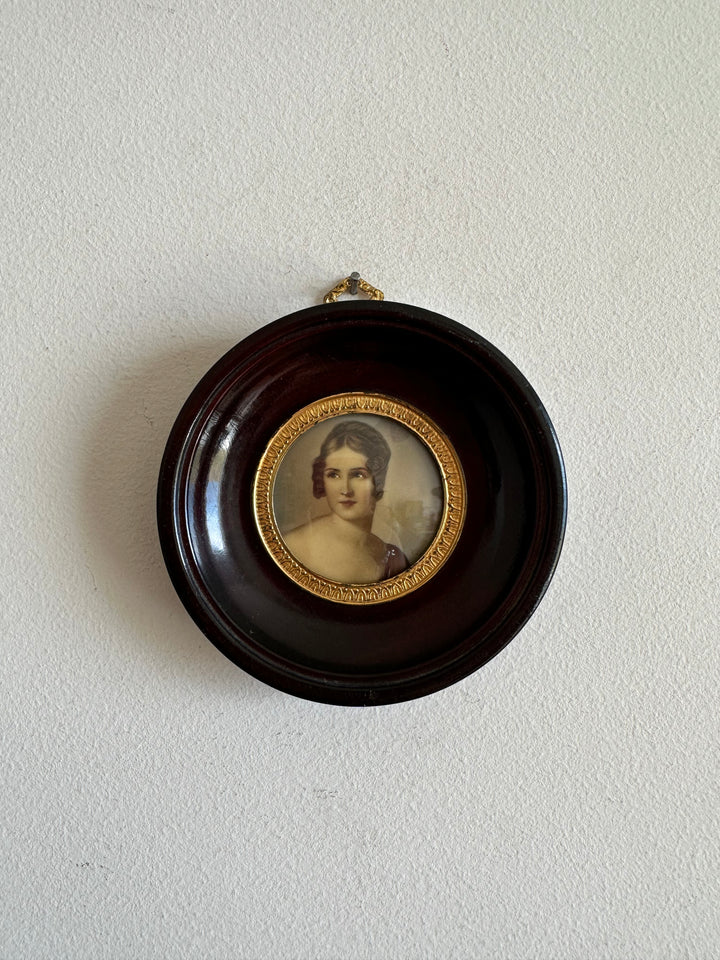 Médaillon miniature portrait de femme années 30 cerclé de laiton doré