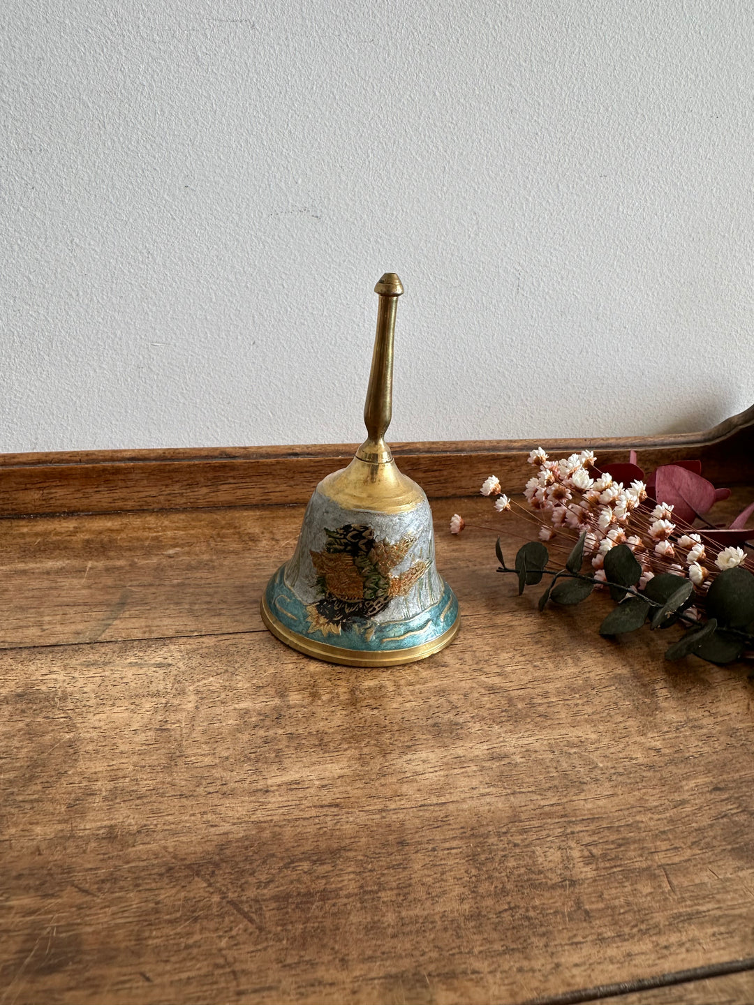 Cloche en laiton émaillé bleu et or canards