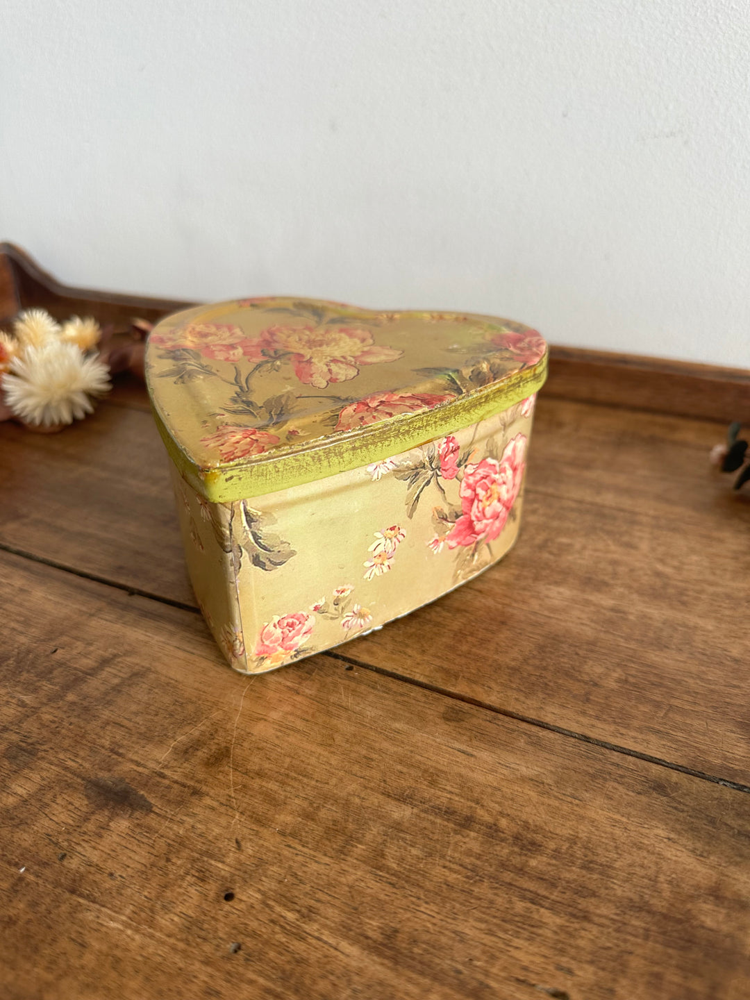Boite en métal forme de coeur motifs fleurs anglaises