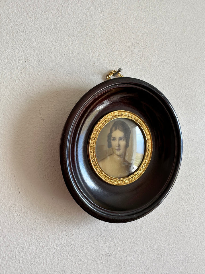 Médaillon miniature portrait de femme années 30 cerclé de laiton doré