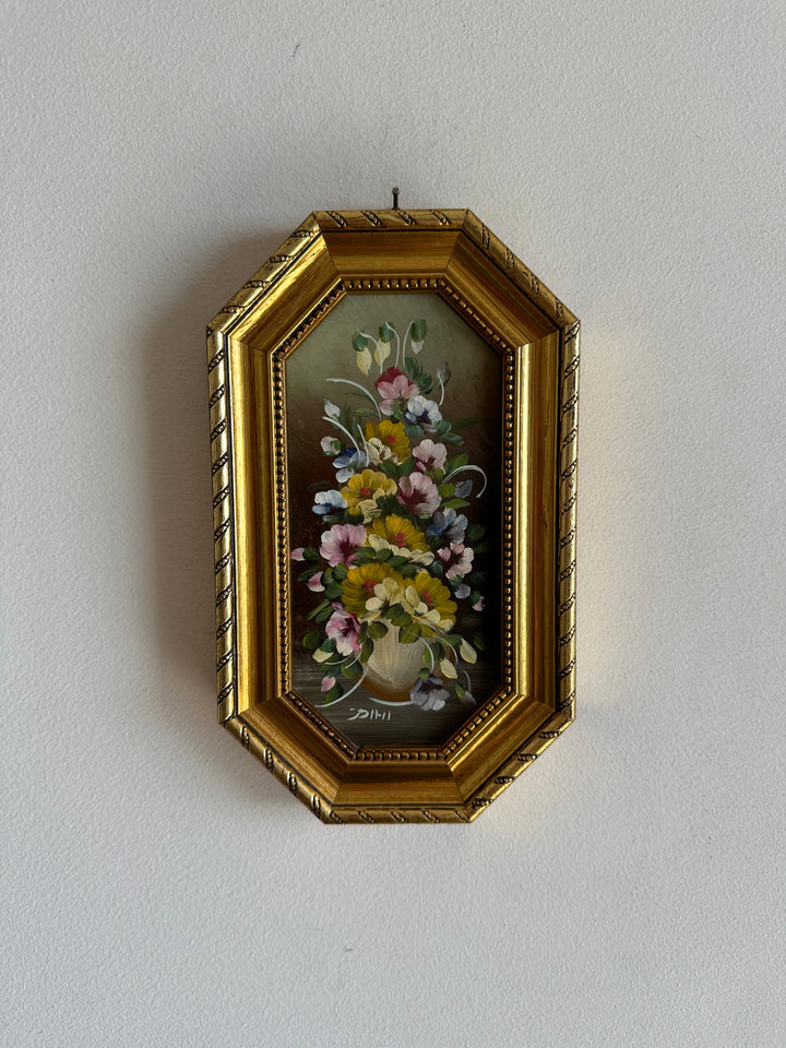 Peinture florale rose pâle signée dans cadre en bois hexagonal doré
