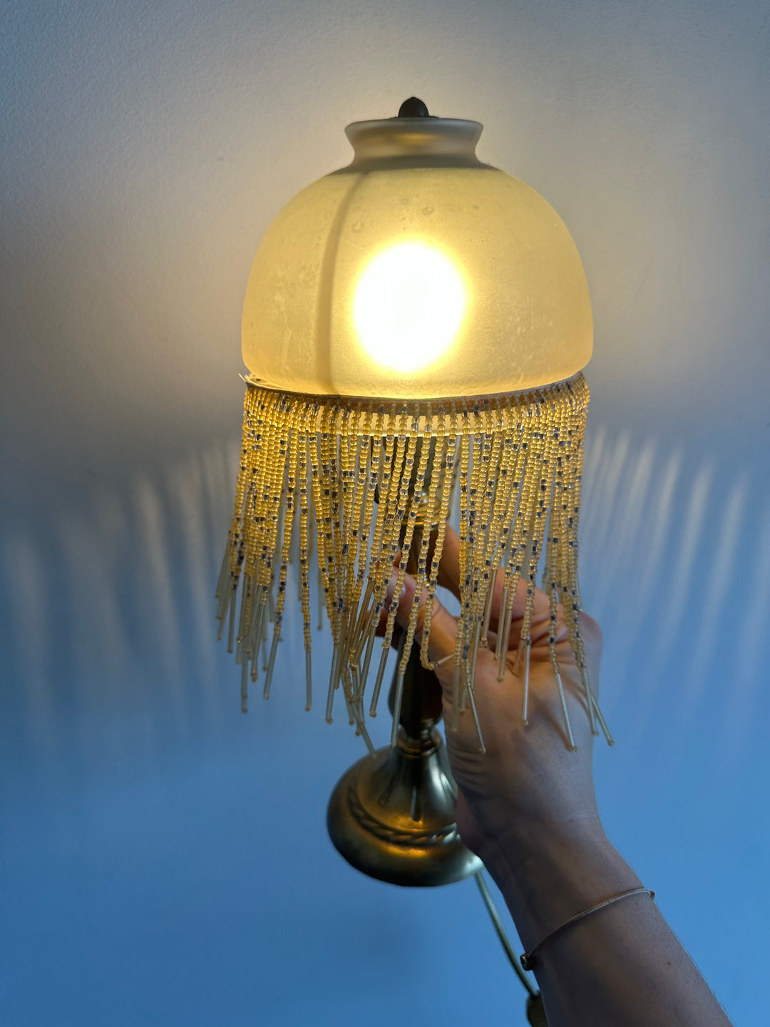 Lampe de chevet style Charleston globe orangé à perles années 70