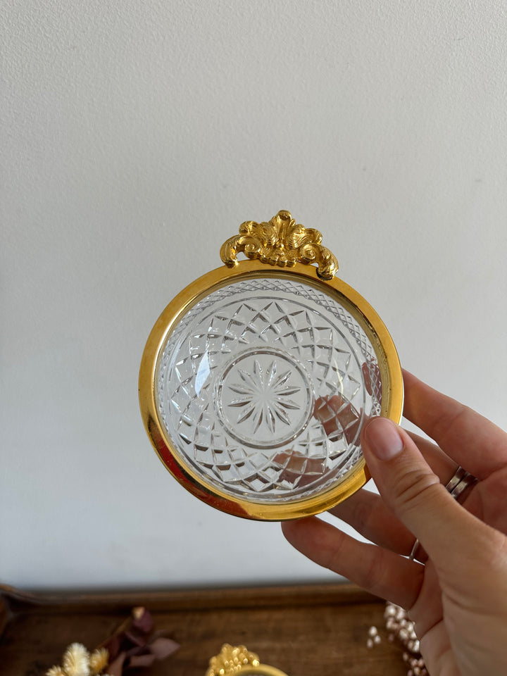 Coupelles en verre moulé cerclé de métal doré travaillé