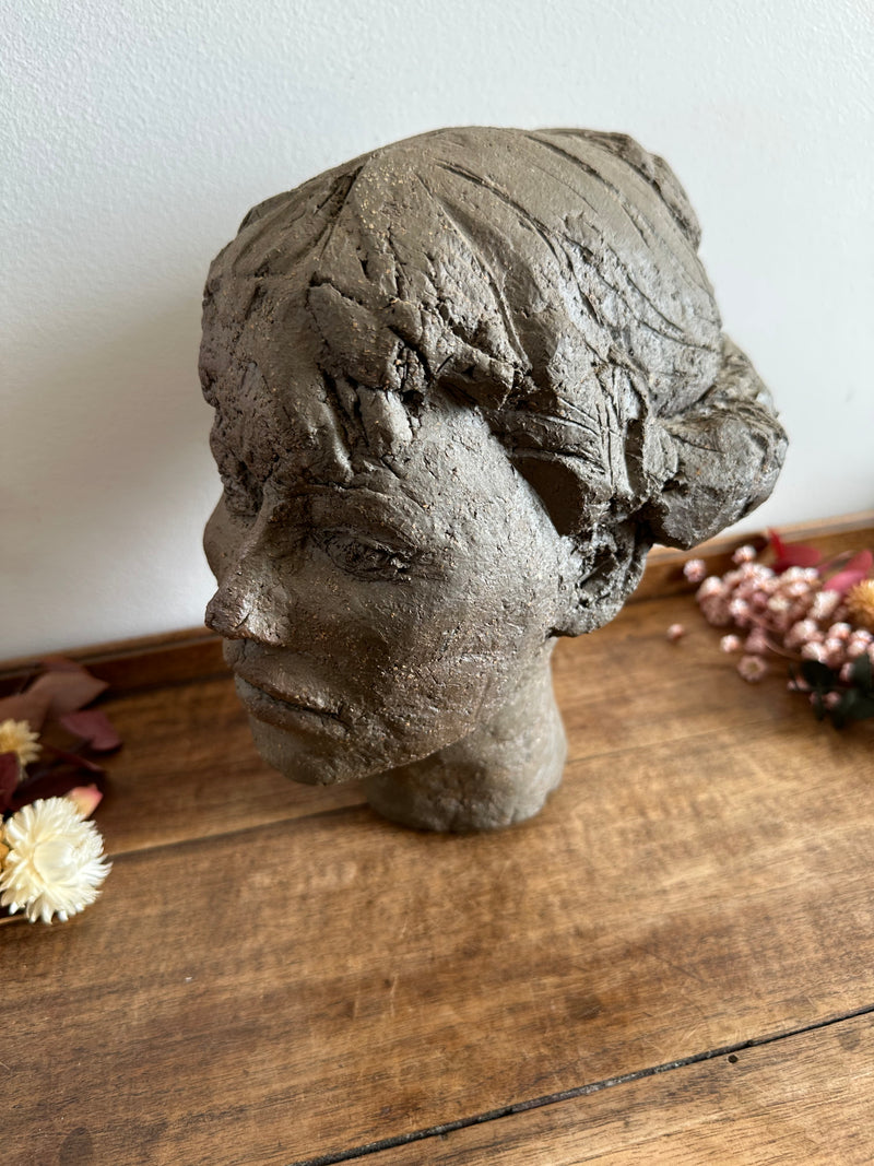 Sculpture en argile visage jeune femme