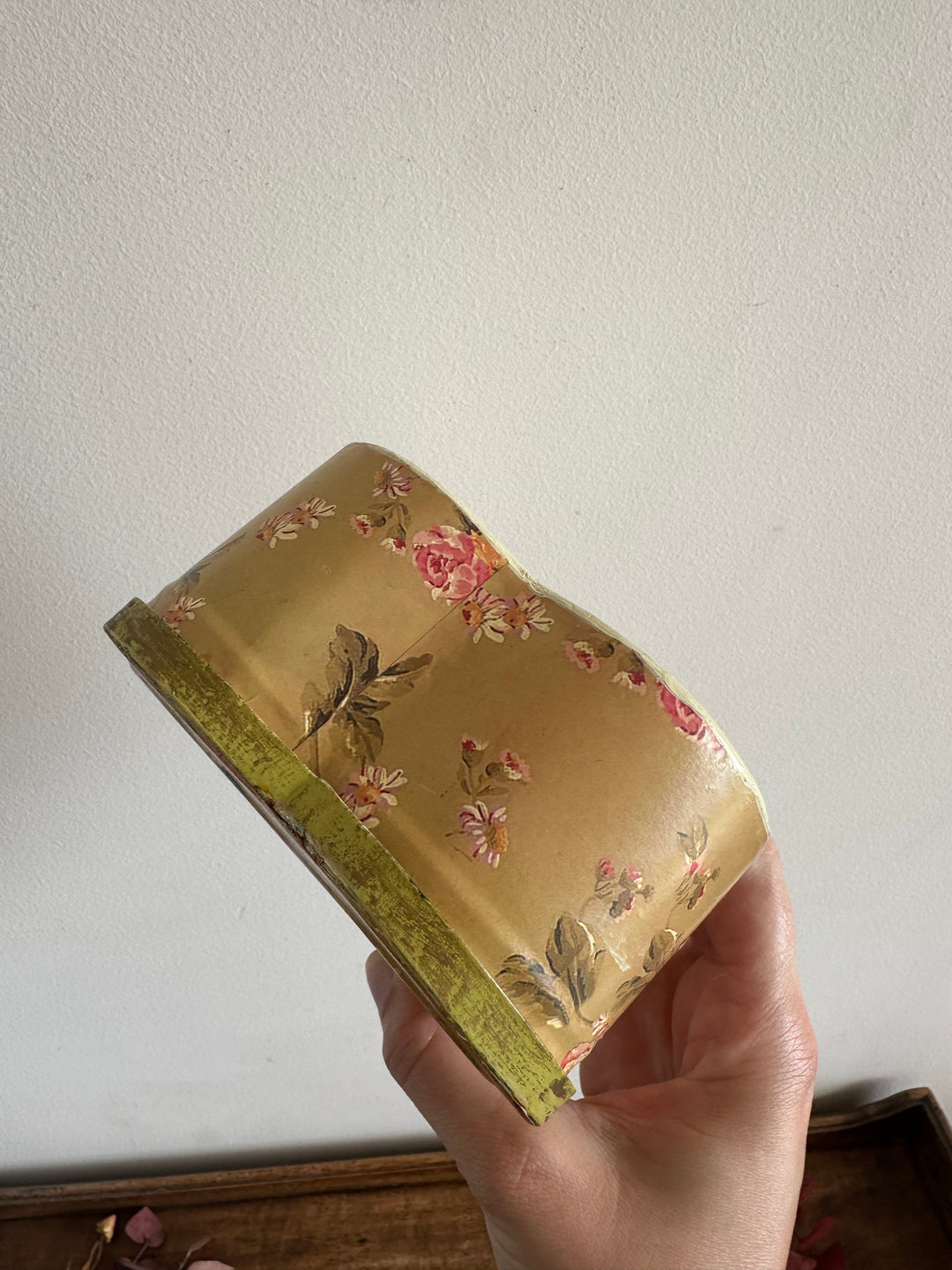 Boite en métal forme de coeur motifs fleurs anglaises