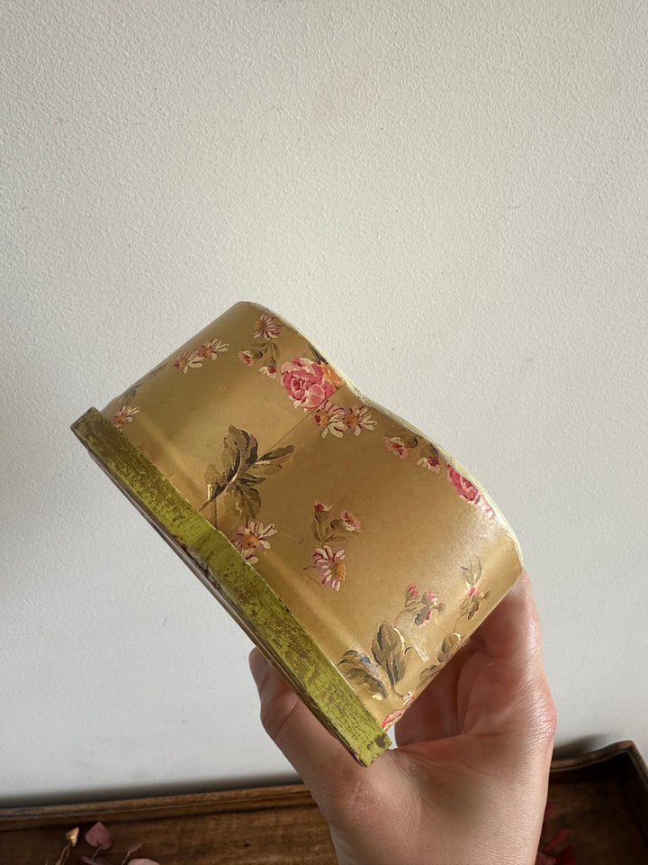 Boite en métal forme de coeur motifs fleurs anglaises