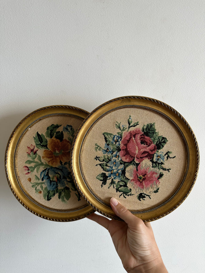 Broderies anciennes encadrées rondes