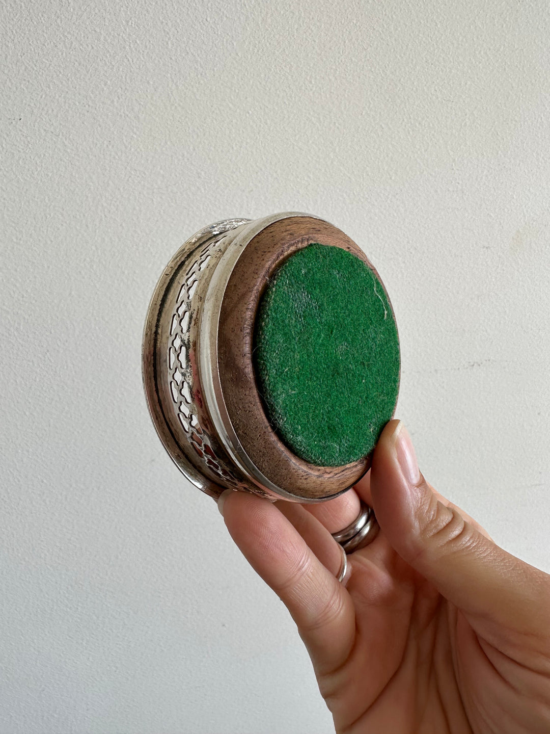 Sous-verres en bois cerclé de métal argenté